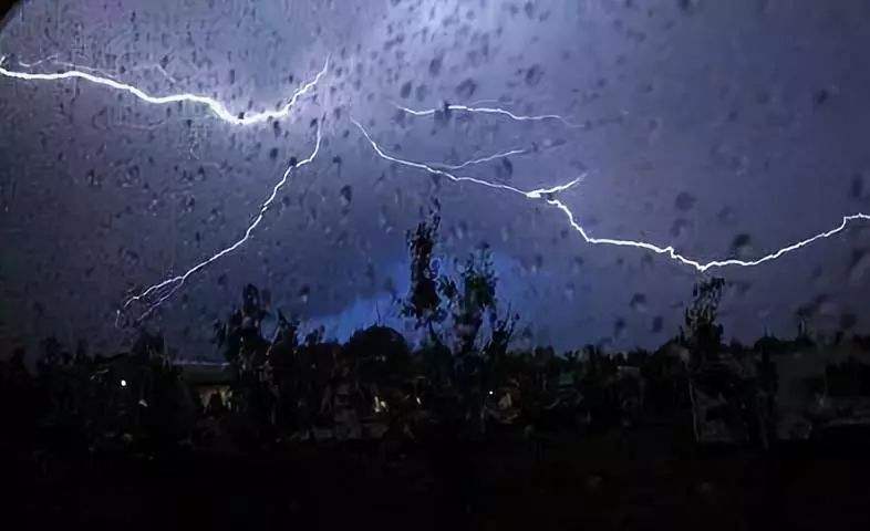 暴雨來襲，請注意人身安全
